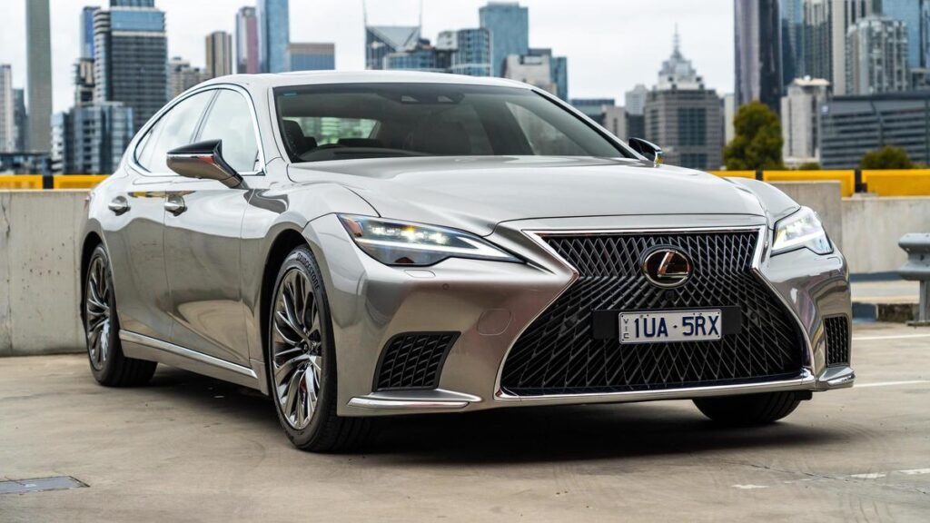 Al Lexus LS todavía le queda algo de vida, con