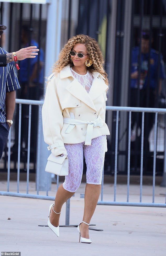Beyoncé porte un costume en dentelle transparente sous sa veste
