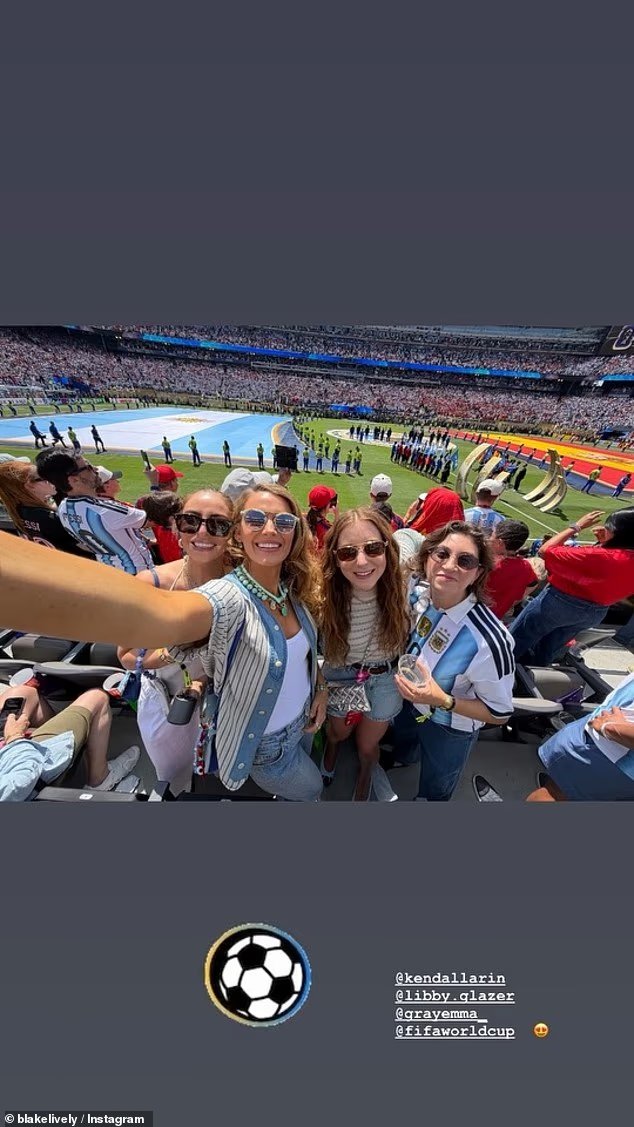 Blake Lively gâche la couverture alors qu'elle apparaît en finale