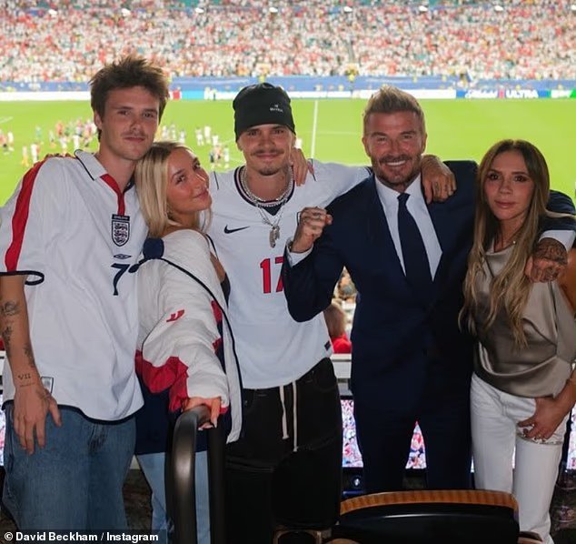 Brooklyn Beckham de New York regarde la victoire de l'Angleterre