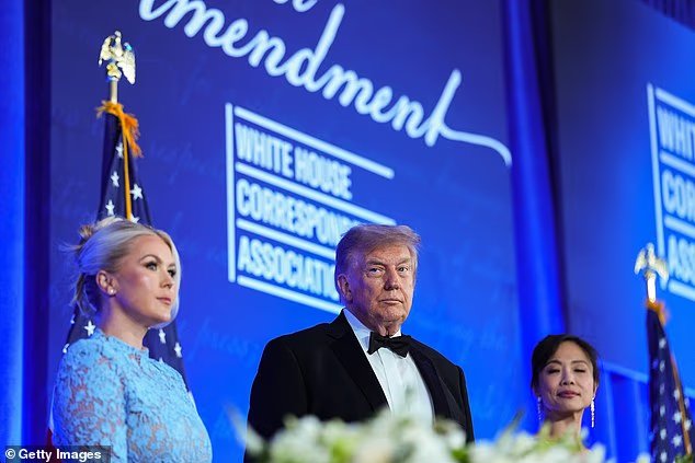 Caroline Leavitt rassure Trump alors qu'elle grimace à travers une