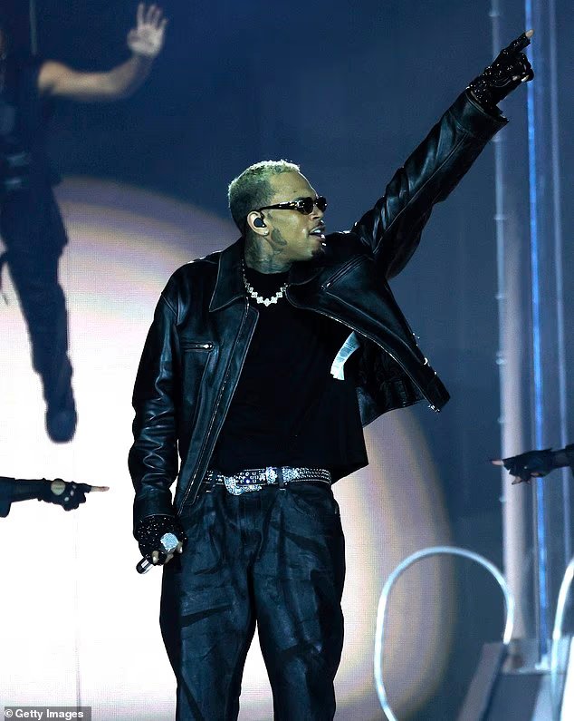 Chris Brown revient sur scène pour un spectacle torride à