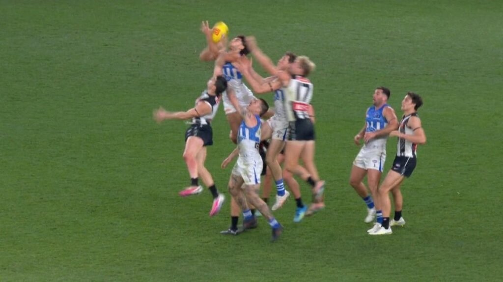 Collingwood sobrevivió a una epopeya de cuatro puntos mientras North