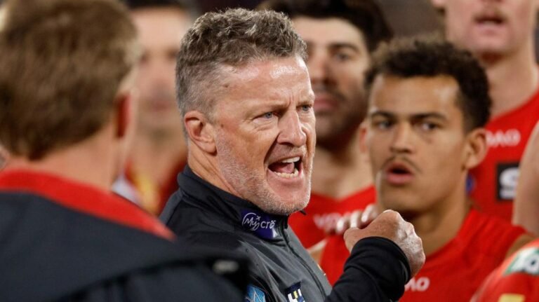 Damien Hardwick ingresa a los Suns mientras sufren grandes pérdidas
