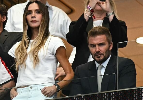 David Beckham a l'air nerveux alors qu'il arrive dans les