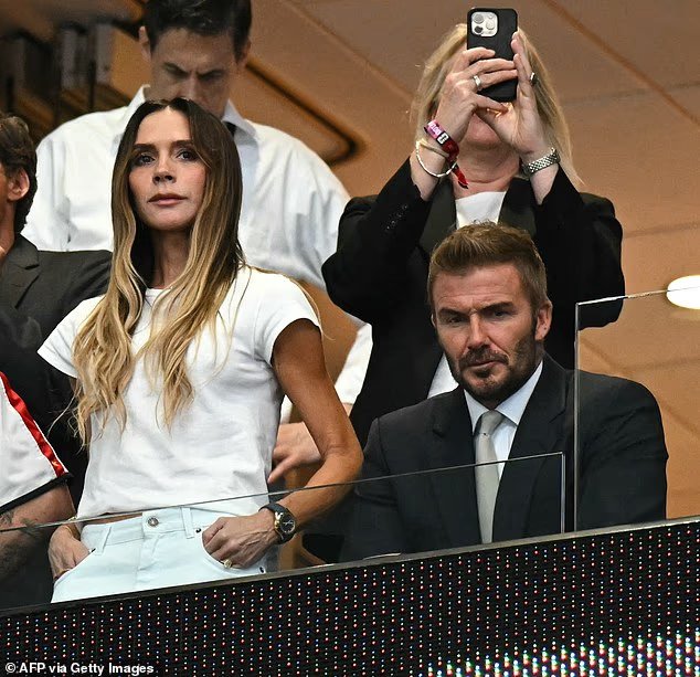 David Beckham a l'air nerveux alors qu'il arrive dans les