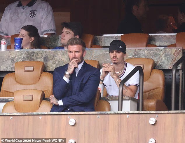 David Beckham a l'air tendu alors qu'il est rejoint par