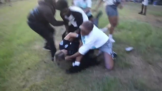 Des adolescents sauvages ont été filmés en train de battre