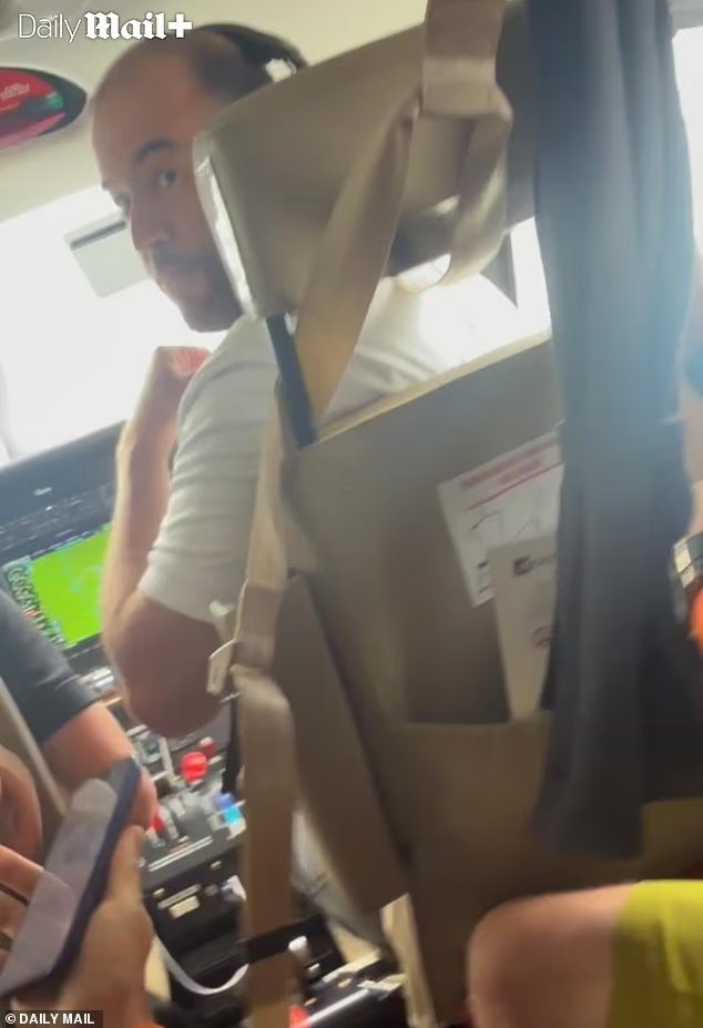 Des images choquantes de l'avion INSIDE montrent des passagers terrorisés