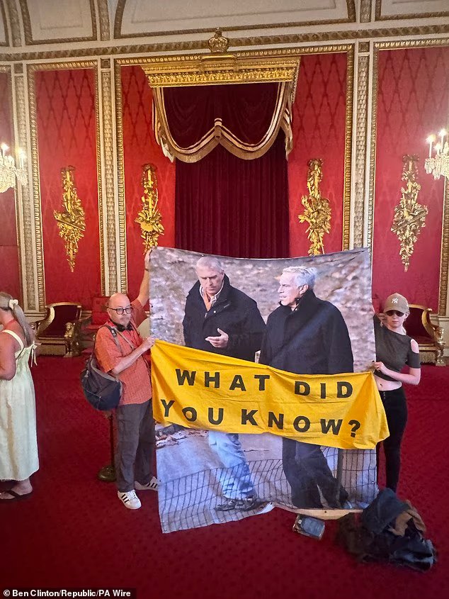 Des manifestants anti-monarchie déploient une banderole représentant Andrew et Epstein