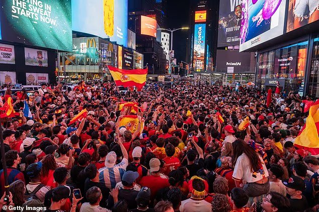 Des milliers de supporters de la Coupe du monde descendent