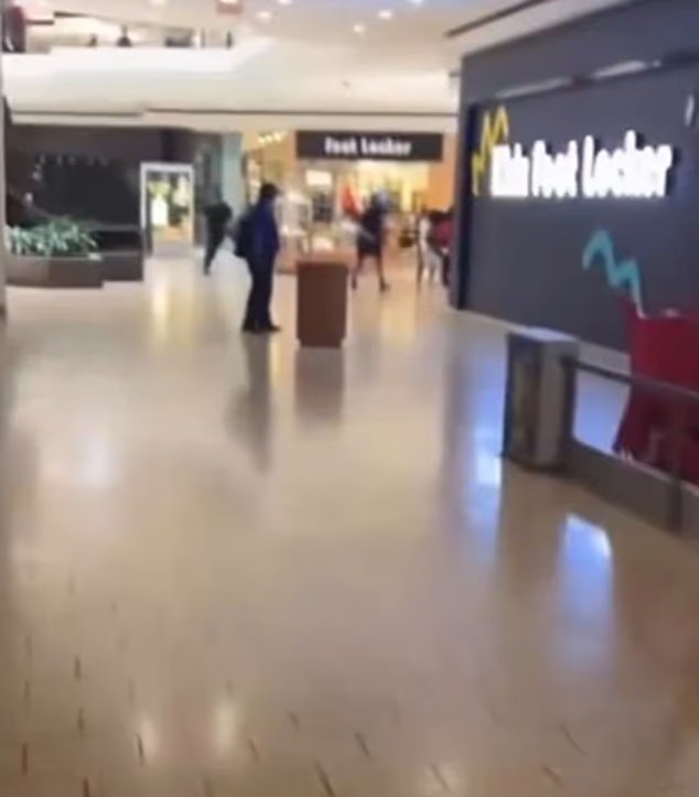 Deux morts dans une fusillade dans un centre commercial de