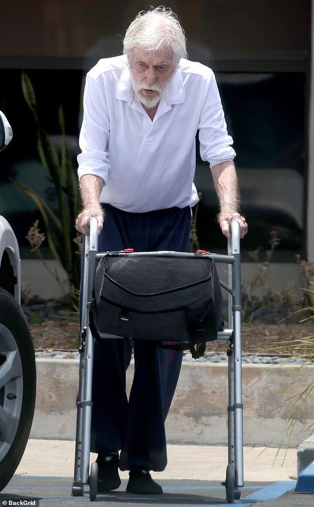 Dick Van Dyke, 100 ans, s'appuie sur un déambulateur alors