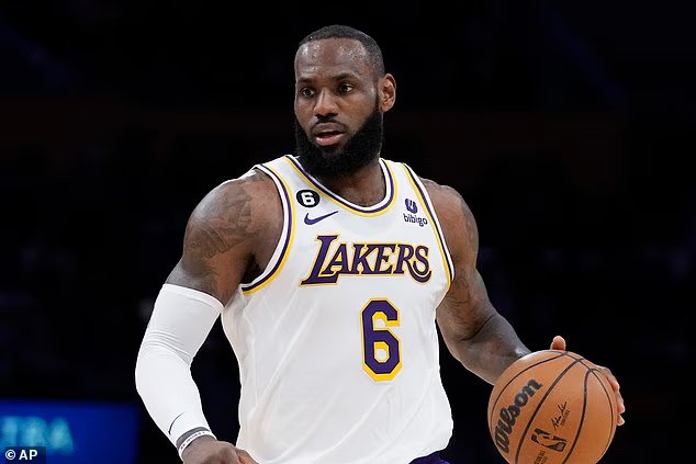 Donald Trump accuse LeBron James d'être RACISTE lors d'une attaque