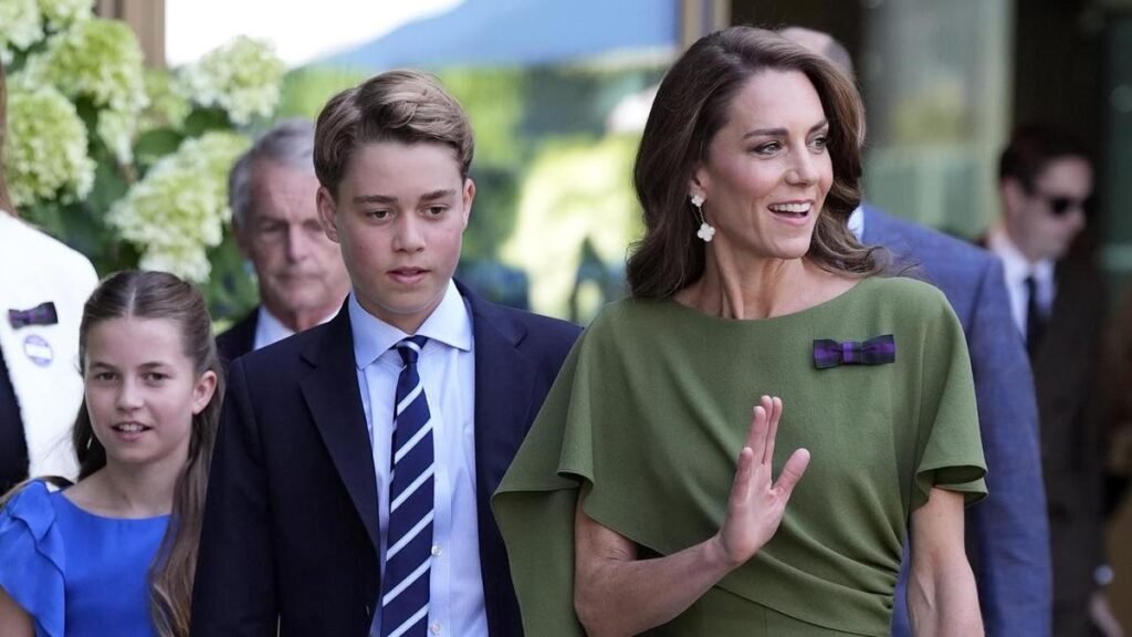 El Príncipe es todo sonrisas cuando su hijo George se