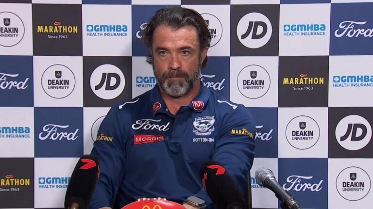 El entrenador de Geelong, Chris Scott, responde preguntas sobre la