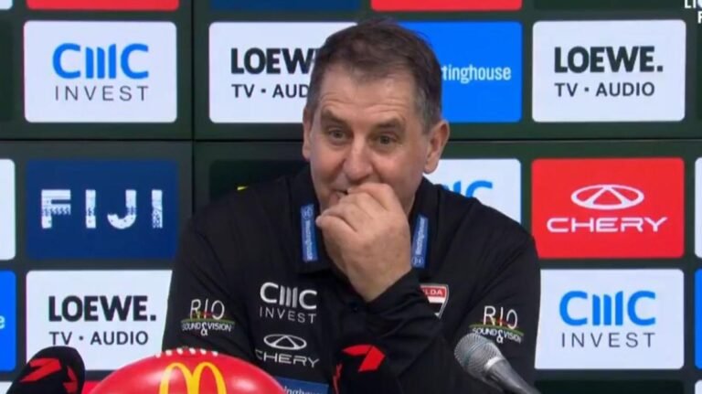 El entrenador del St Kilda, Ross Lyon, entabla un tenso