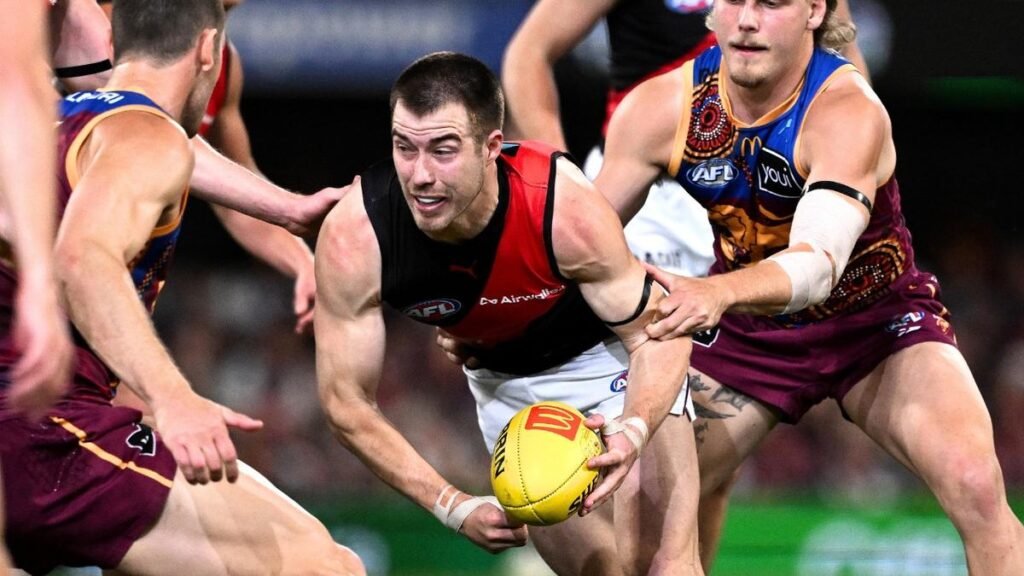 El entrenador interino de Essendon 'dolió' rápidamente al disculpar el