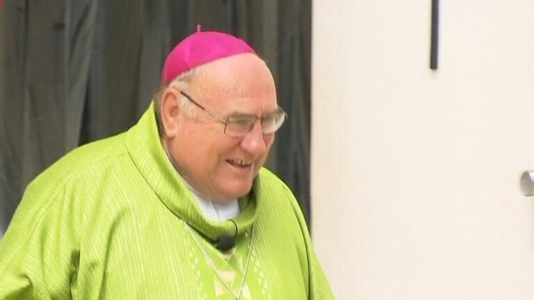El ex obispo católico de Broome, Christopher Allan Saunders, visitó