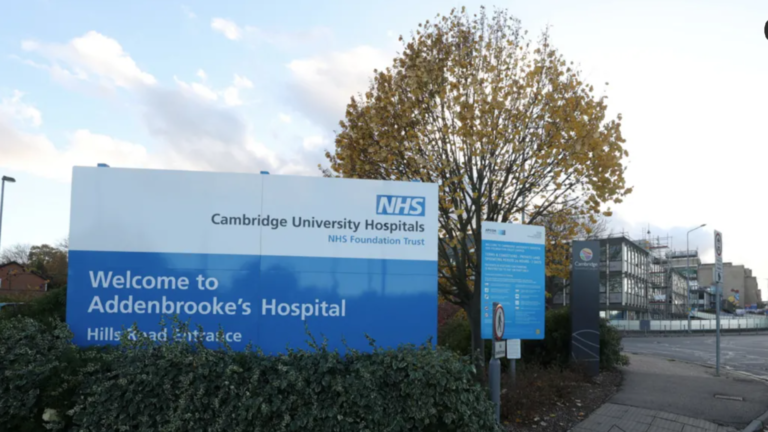 El personal del NHS sorprendido espiando los registros de los