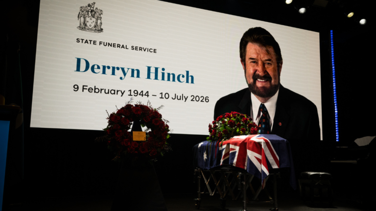 El 'titular humano' Derryn Hinch se despide en un funeral