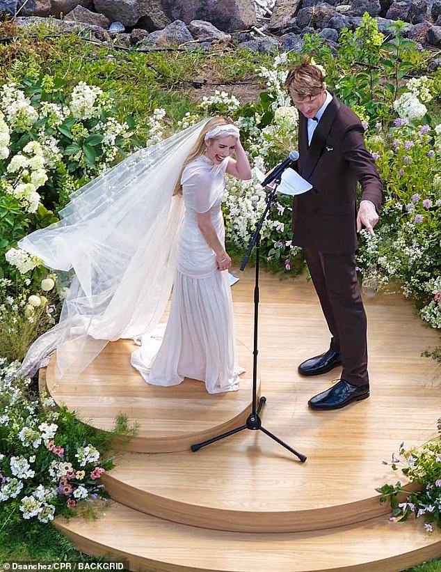 Emma Roberts a séduit dans une superbe robe alors qu'elle