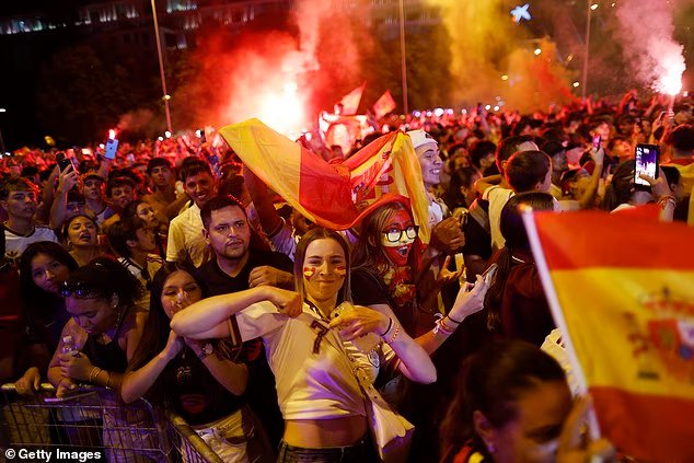 Folie à Madrid alors que les supporters célèbrent la victoire