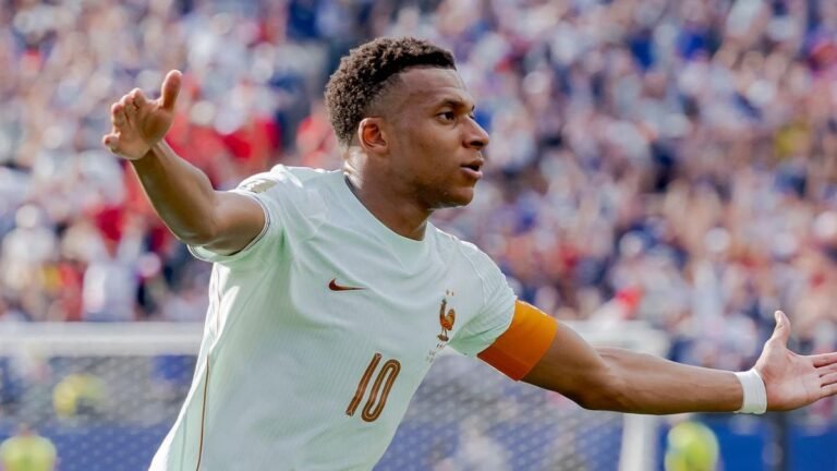 Francia va camino del título del Mundial tras derrotar a