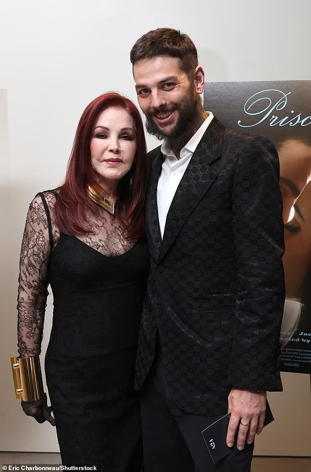 Garibaldi, le fils de Priscilla Presley Navarone, a riposté aux
