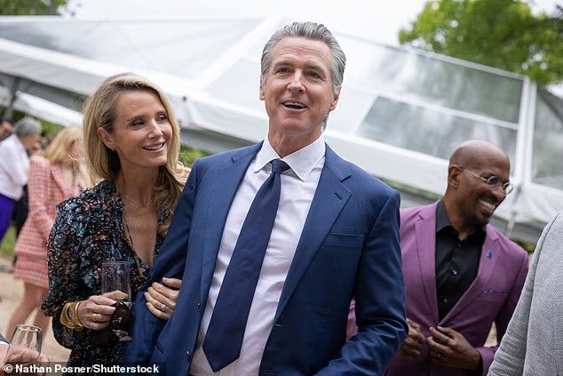 Gavin Newsom engage le gros pistolet contre Trump alors que