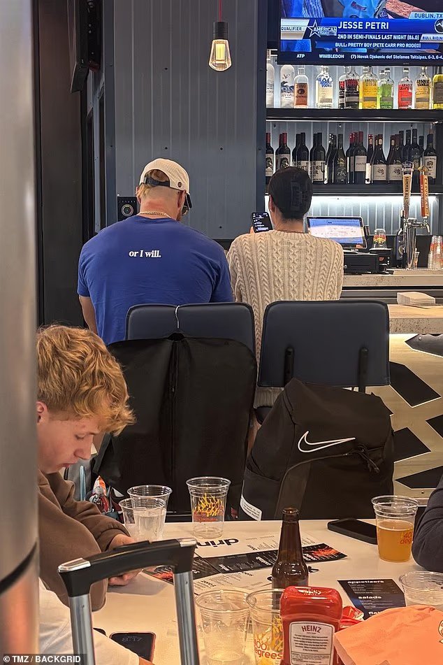 George Kittle aperçu à l'aéroport en costume alors que la