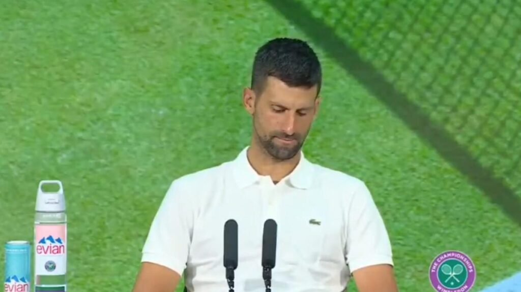 Janic Siner limpia el suelo con Novak Djokovic en la