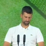 Janic Siner limpia el suelo con Novak Djokovic en la
