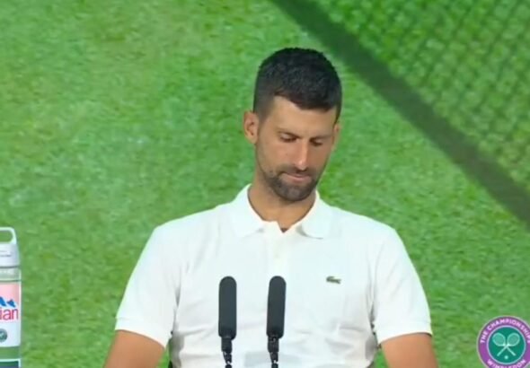 Janic Siner limpia el suelo con Novak Djokovic en la