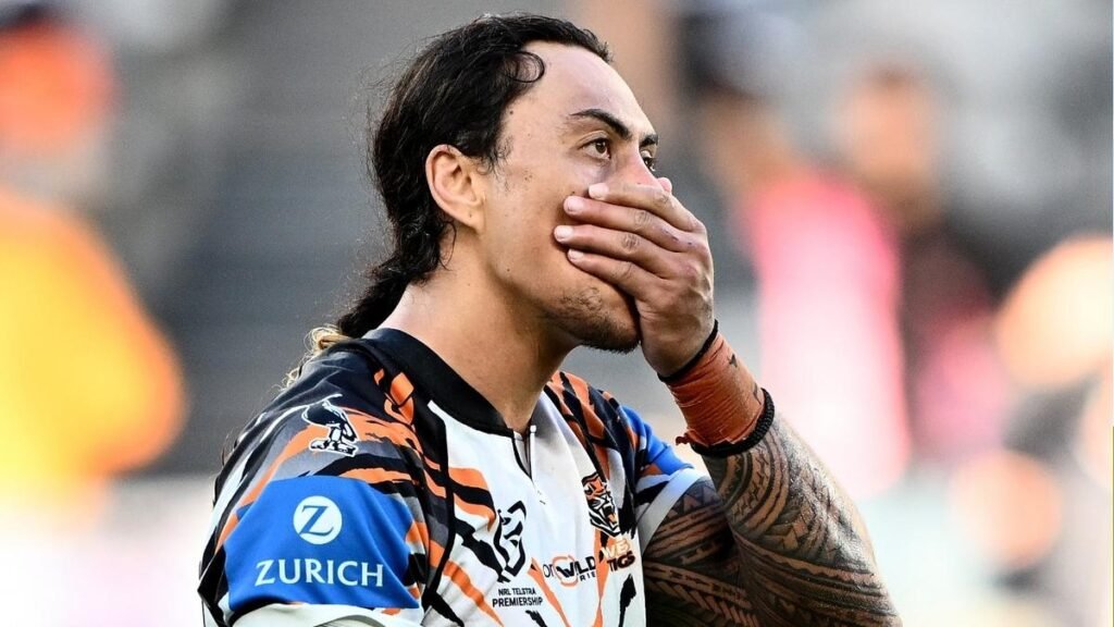 Jarome Lui reacciona después de aceptar separarse de Wests Tigers