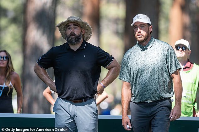 Jason Kelsey se rend sur le terrain de golf pour
