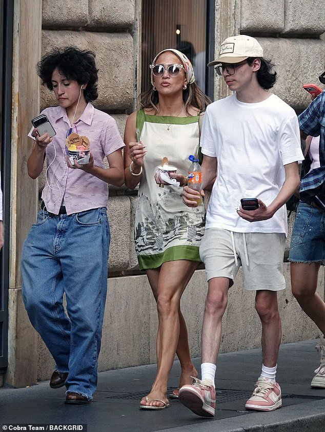 Jennifer Lopez visite Rome avec ses enfants alors qu'elle se