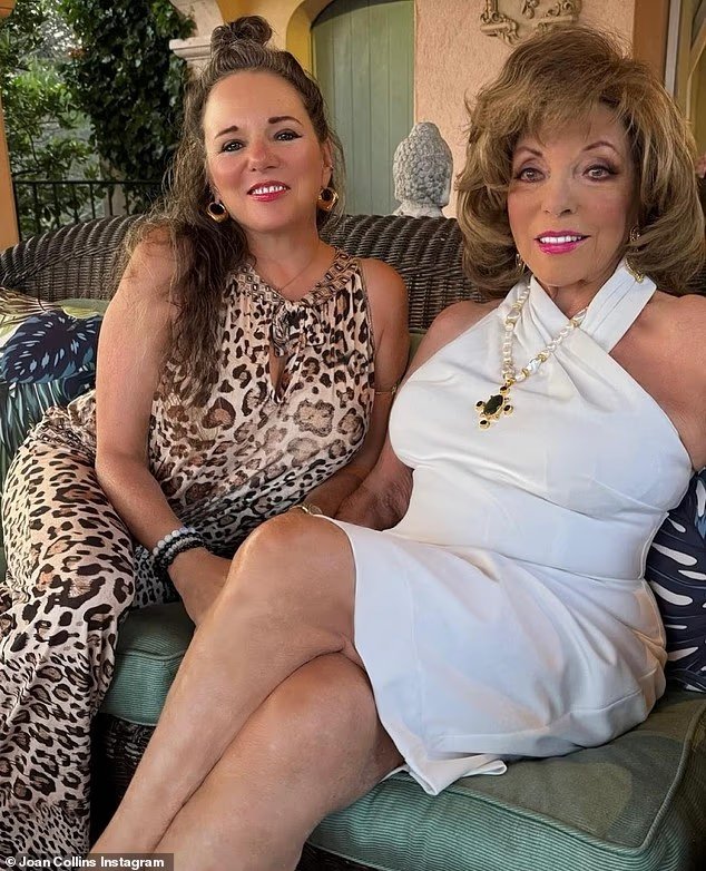 Joan Collins, 93 ans, montre son look anti-âge alors qu'elle