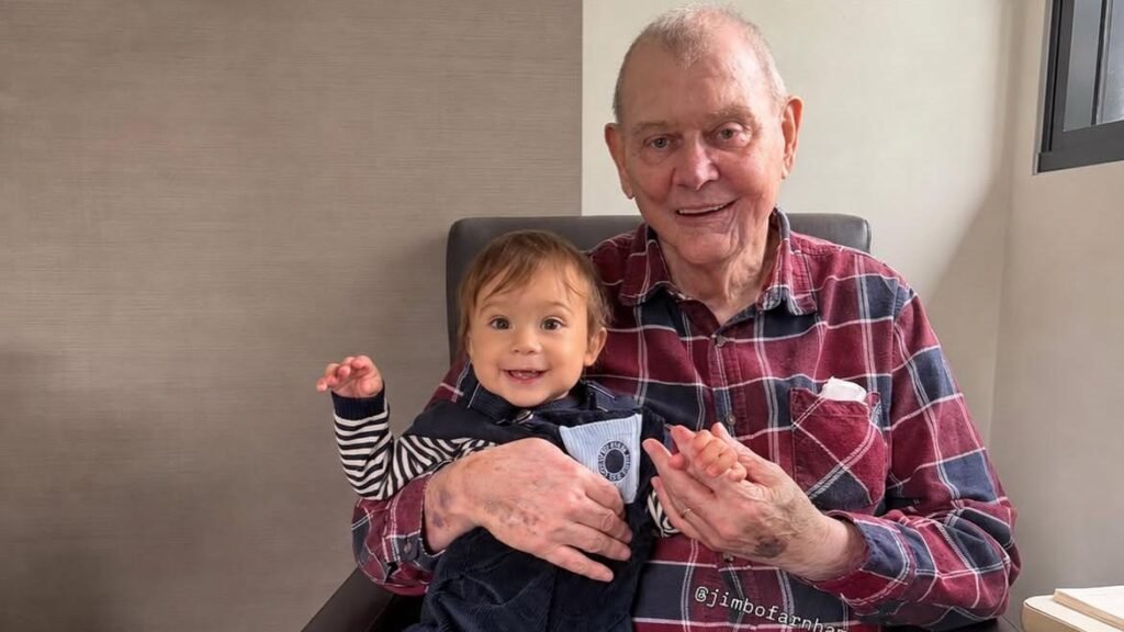 John Farnham celebra su 77 cumpleaños con su familia mientras