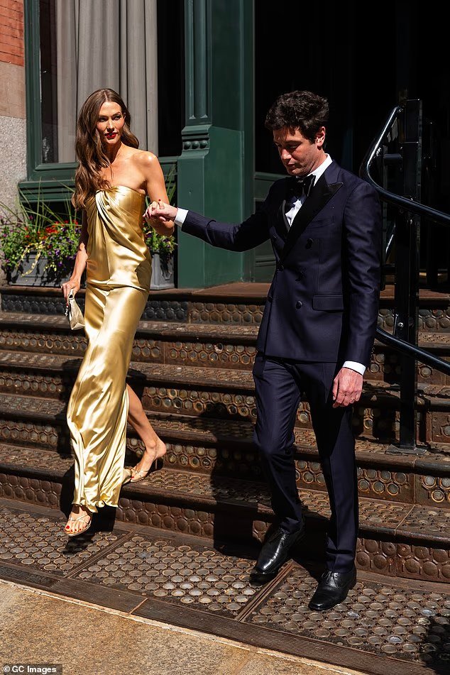Karlie Kloss tient la main de son mari Joshua Kushner