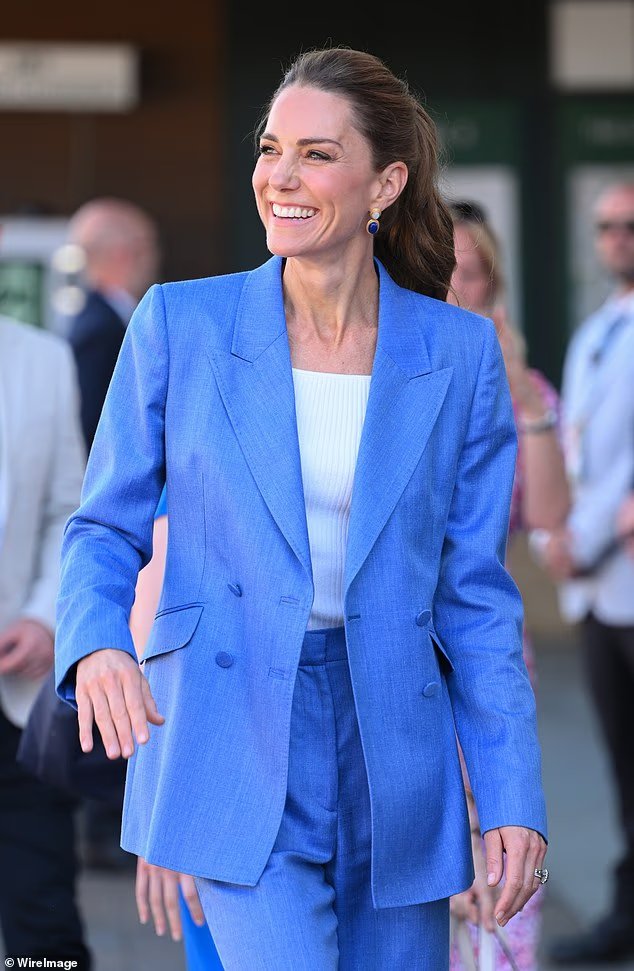 Kate est royale en bleu royal ! La princesse de