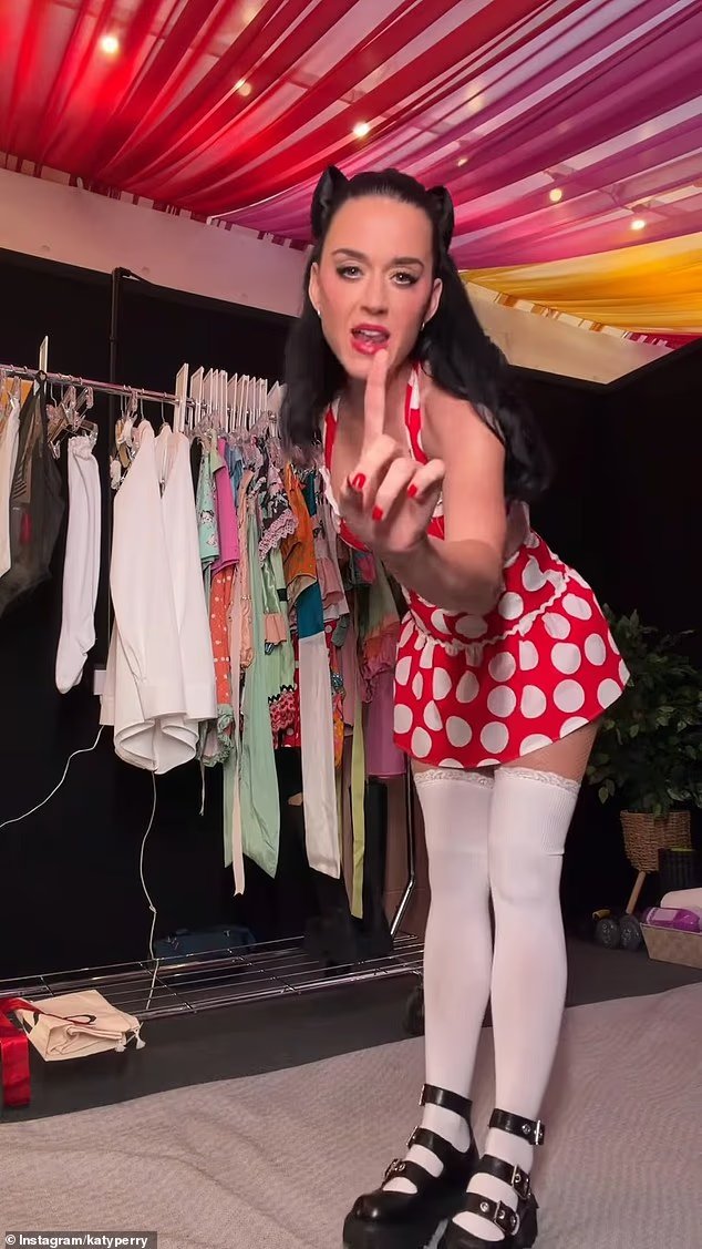 Katy Perry, 41 ans, remonte le temps dans la tenue