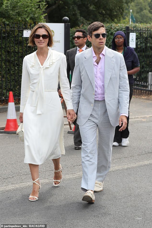 Keira Knightley et son mari James Righton se tiennent la