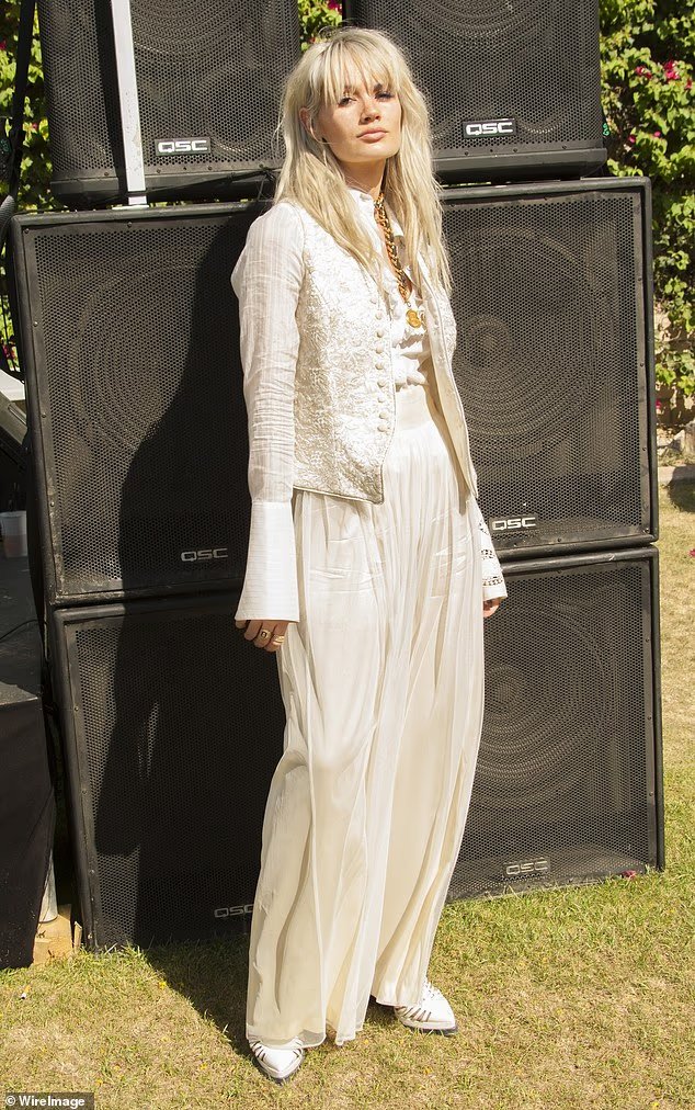 La chanteuse de rock party et star du GRL Lauren