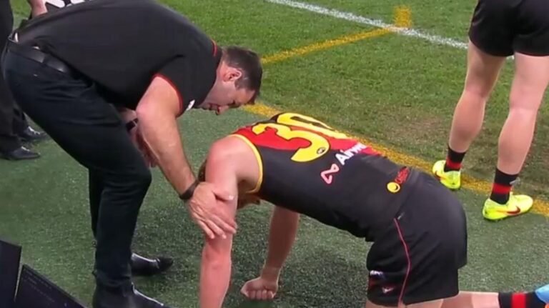 La estrella de Essendon, Nate Caddy, fue trasladado al hospital