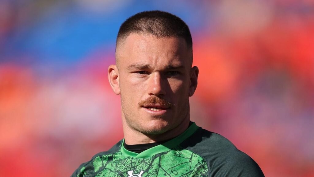La estrella de los Raiders, Tom Starling, ataca a los