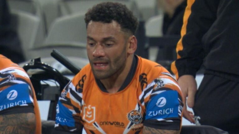 La estrella de los Wests Tigers, Api Koroisou, sufre un