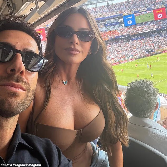 La plantureuse Sofia Vergara brille alors qu'elle assiste à la