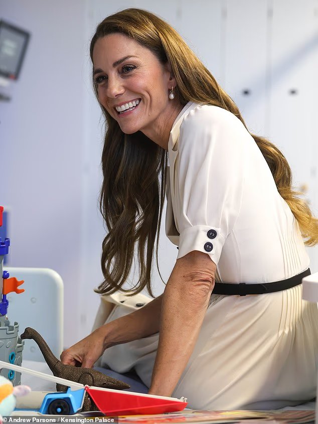 La princesse de Galles envoie des baisers et reçoit des