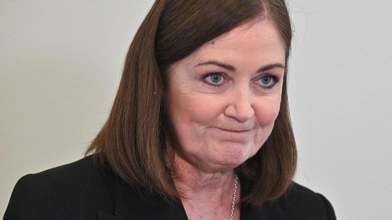 La senadora Sarah Henderson defiende las llamadas Triple-0 durante la